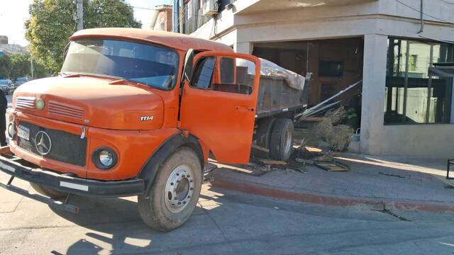 Un camión se incrustó en un local en barrio General Paz por un desperfecto mecánico.