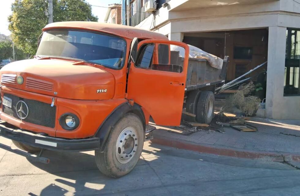 Tremendo susto: un camión se incrustó en un comercio de la ciudad de Córdoba