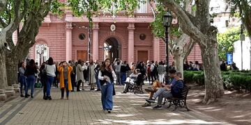 El personal del Palacio de los Leones cruzó a la Plaza 25 de Mayo.