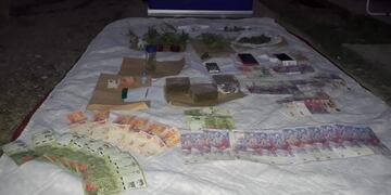 En total, los uniformados secuestraron tres paquetes de marihuana, plantas de cannabis, celulares y dinero en efectivo. /Gentileza Relaciones Policiales.