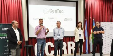 Diego Peiretti, acompañado por el resto de los integrantes del CenTec