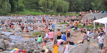 CALOR. Playa de Oro, en Carlos Paz, estuvo a tope el martes (La Voz).