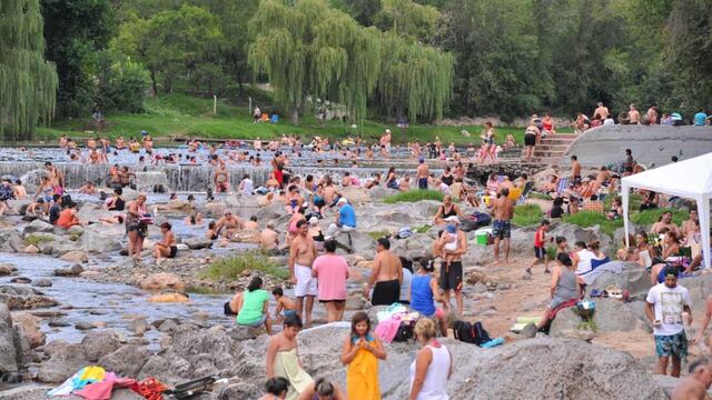 CALOR. Playa de Oro, en Carlos Paz, estuvo a tope el martes (La Voz).