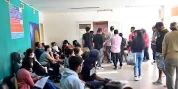 La guardia del Hospital Rawson de la ciudad de Córdoba colapsada por consultas por sospecha de dengue. (Pedro Castillo / La Voz)