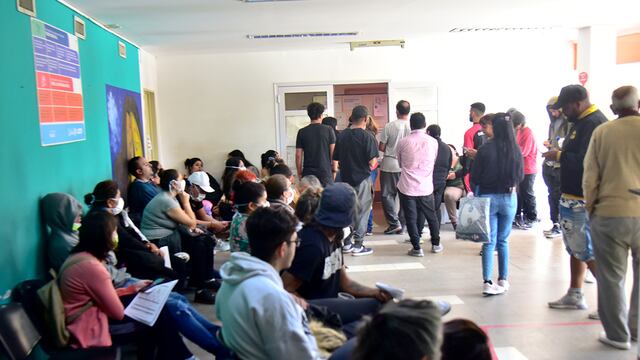 La guardia del Hospital Rawson de la ciudad de Córdoba colapsada por consultas por sospecha de dengue. (Pedro Castillo / La Voz)