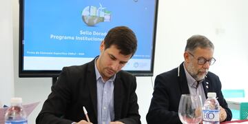 El intendente Leonardo Viotti y el rector de la UNRaf, Rubén Ascúa, firmaron un convenio vinculado al medioambiente