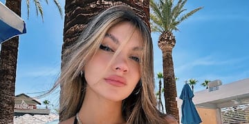 En medio de la polémica, Sasha Ferro posó con un body cavado con transparencias.