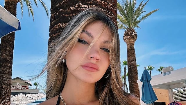 En medio de la polémica, Sasha Ferro posó con un body cavado con transparencias.