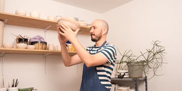 Manu Maurino: creador de "Elmo", su marca de objetos de cerámica hechos en Córdoba y Carlos Paz. Foto: Martino Domínguez