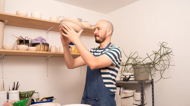 Manu Maurino: creador de "Elmo", su marca de objetos de cerámica hechos en Córdoba y Carlos Paz. Foto: Martino Domínguez