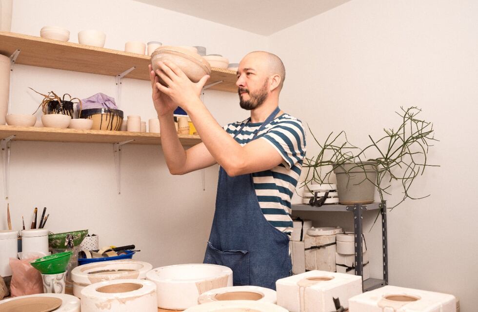 Manu Maurino, dejó todo por meter las manos en el barro