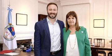 El presidente municipal Francisco Azcue junto a la ministra Patricia Bullrich.