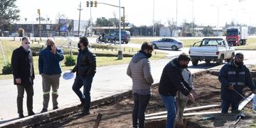 Construyen dársenas de estacionamiento en el barrio 17 de Octubre