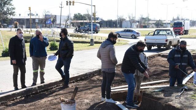 Construyen dársenas de estacionamiento en el barrio 17 de Octubre