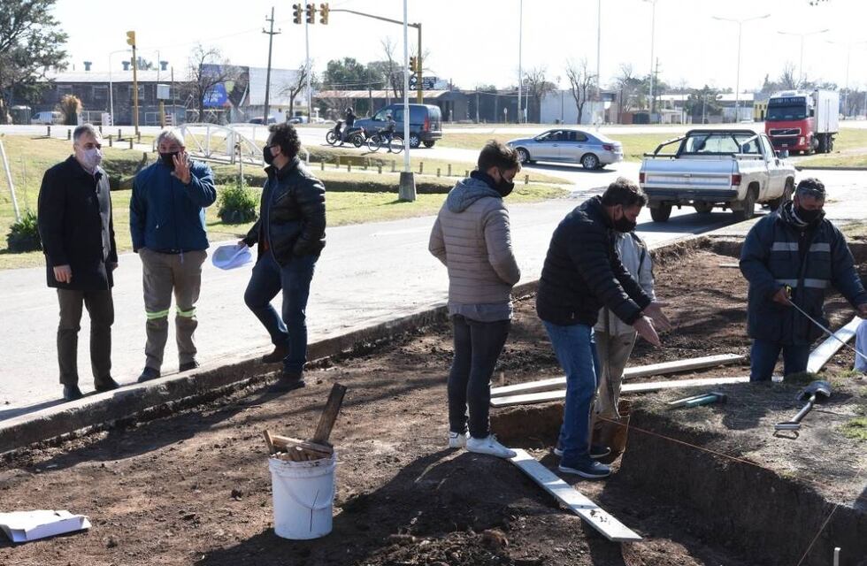 Modernizarán los espacios públicos del 17 de octubre: construyen dársenas de estacionamiento