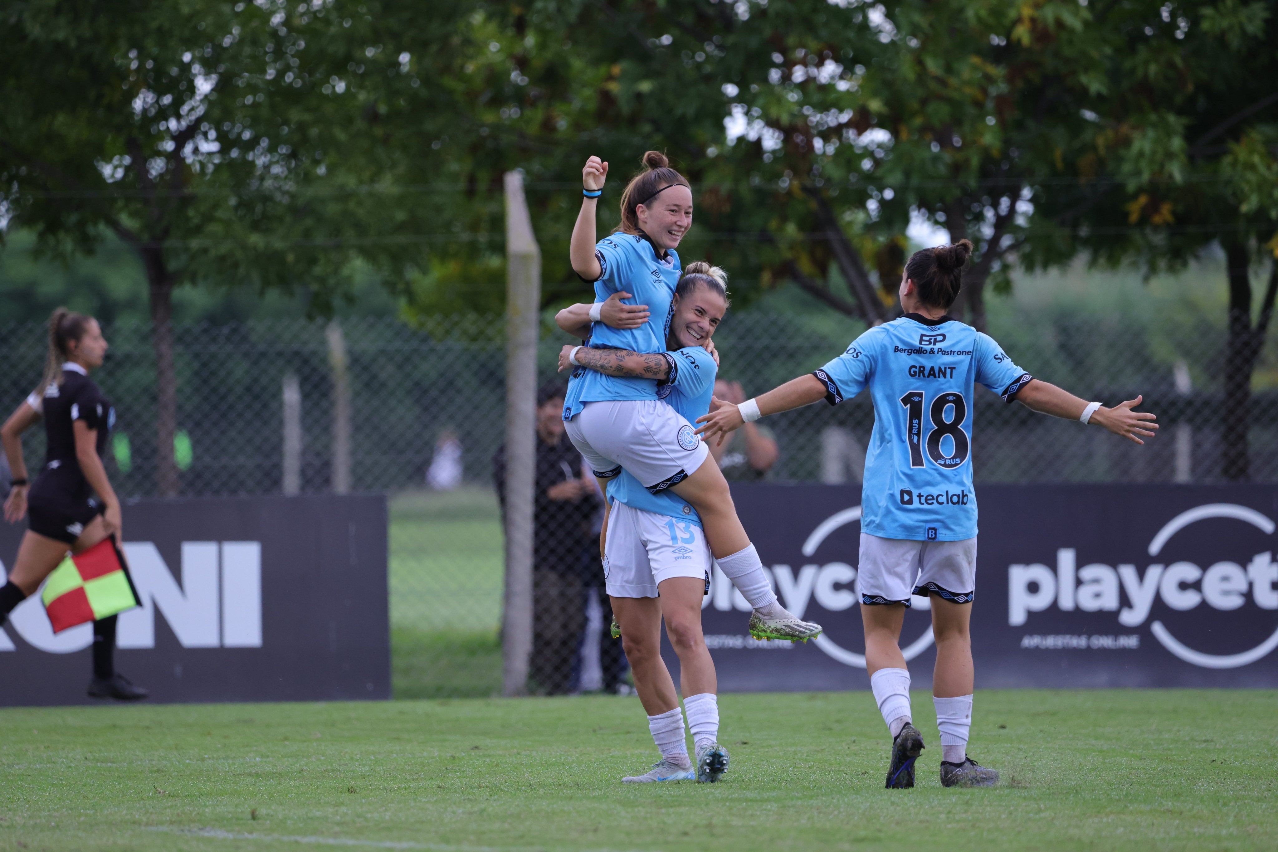 Victoria Arrietto festeja su gol ante Rosario Central (Prensa Belgrano).