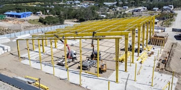 Contará con una superficie de casi 3.000 m2 dispuesto para el desarrollo de las disciplinas de fútbol, básquetbol, tenis, vóley, handball y escalada entre otras.