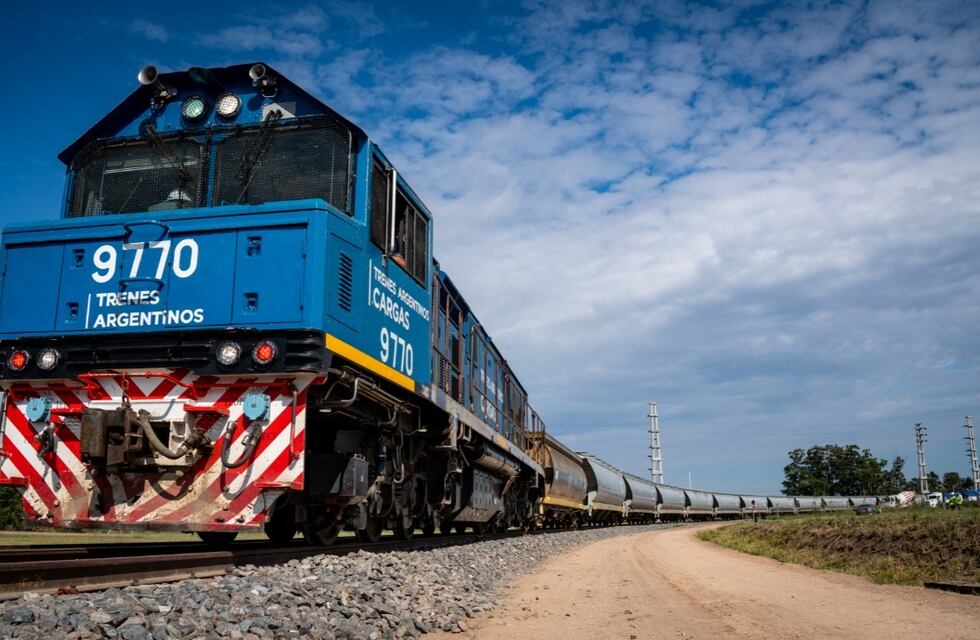 Video: un tren colisionó contra un auto en Córdoba y rescataron a una mujer tras el fuerte impacto