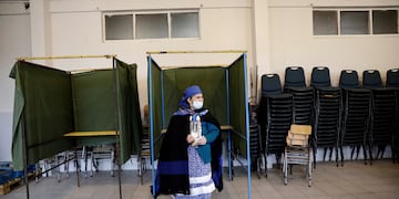 La autoridad espiritual mapuche y candidata constituyente Francisca Linconao abandona la cabina de votación luego de emitir su voto.