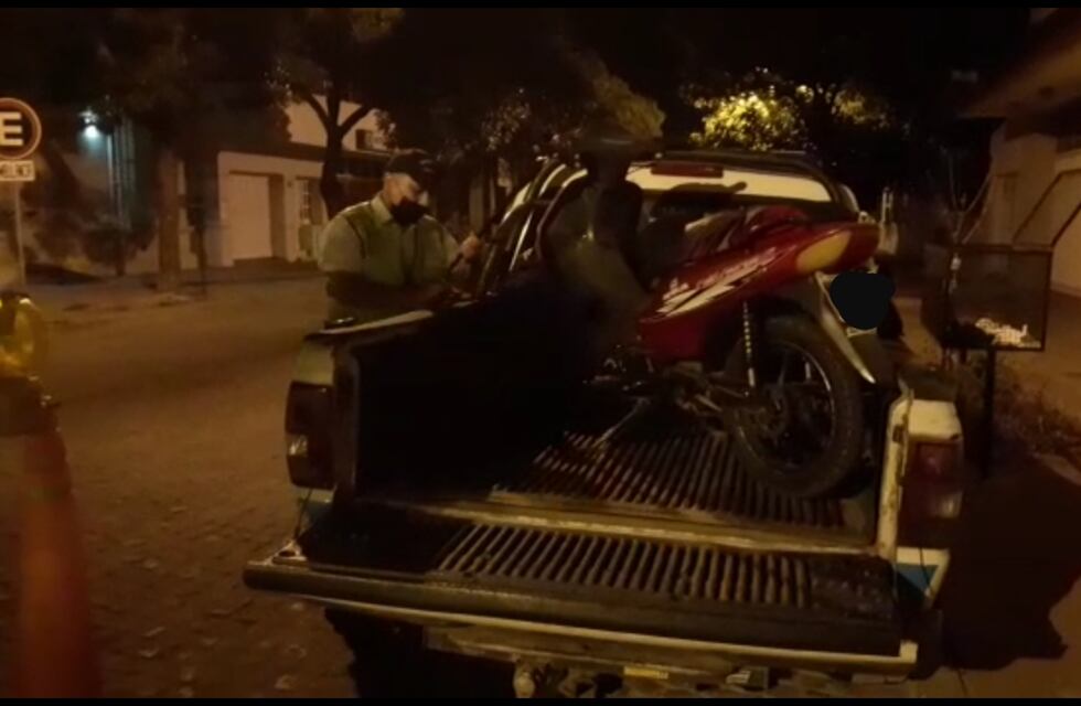 Sin casco, carnet ni seguro: le sacaron la moto