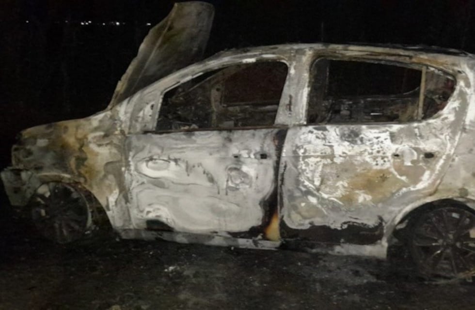 Encontraron incendiado el auto por el que mataron a un hombre en zona sudeste