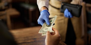 La mujer que entregó el dinero que su hijo robó.