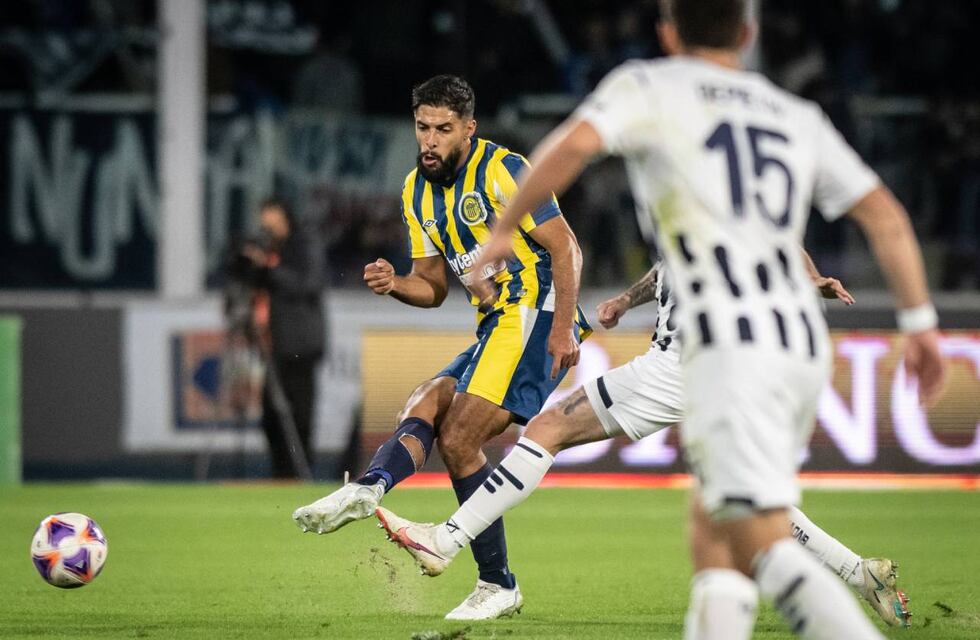 Clásico rosarino accidentado: Facundo Mallo tuvo un problema con la pirotecnia en la cancha