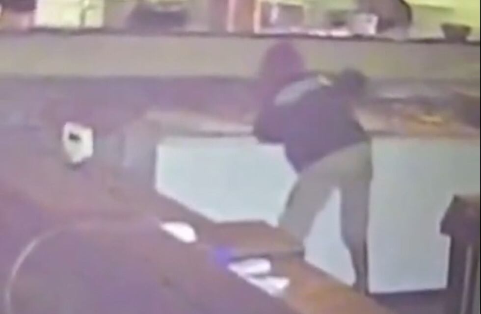 Entró a robar a una heladería, se llevó 20 kilos de helado y quedó todo grabado