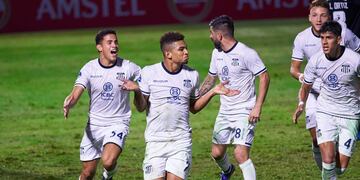 El colombiano, de cabeza y en el cierre del partido, hizo el gol que mantiene a la T en competencia en Copa Sudamericana