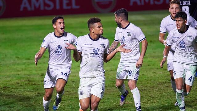 El colombiano, de cabeza y en el cierre del partido, hizo el gol que mantiene a la T en competencia en Copa Sudamericana