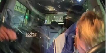 Un streamer argentino sufrió un violento robo mientras transmitía en vivo desde su celular.