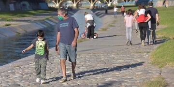 ID:4856283 Coronavirus Cuarentena obligatoria dia de salidas transitorias paseos recreativos gente caminando y paseando Rio Suquia Costanera gente pasea familia niños perros 17 mayo 2020 foto Javier Ferreyra