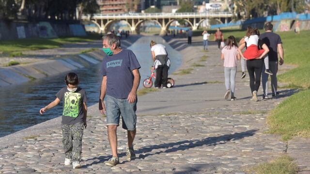 ID:4856283 Coronavirus Cuarentena obligatoria dia de salidas transitorias paseos recreativos gente caminando y paseando Rio Suquia Costanera gente pasea familia niños perros 17 mayo 2020 foto Javier Ferreyra
