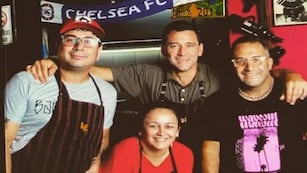 Marcelo Espósito junto al resto de su equipo en su bodegón.