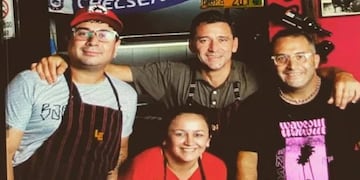 Marcelo Espósito junto al resto de su equipo en su bodegón.