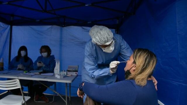 En el puesto de testeo que hay en la Plaza de Luján de cuyo se realizan hisopados de 30 a 40 vecinos por día. Gentileza Gobierno de Mendoza