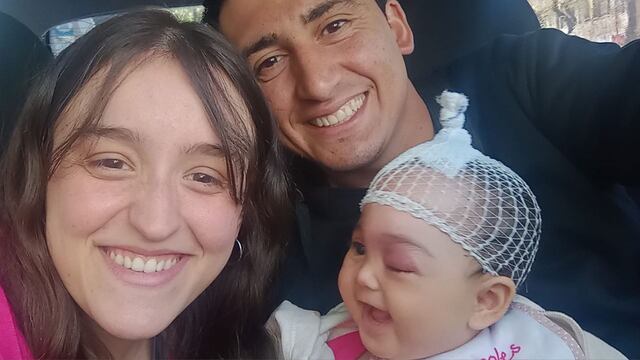 Melisa López y Enzo Émulo, junto a su hijita Jazmín.