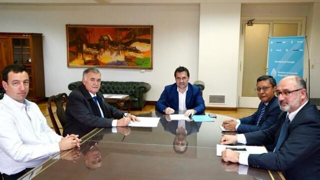 Jaldo firmó el convenio para garantizar la Tarifa Social a 170.000 familias tucumanas