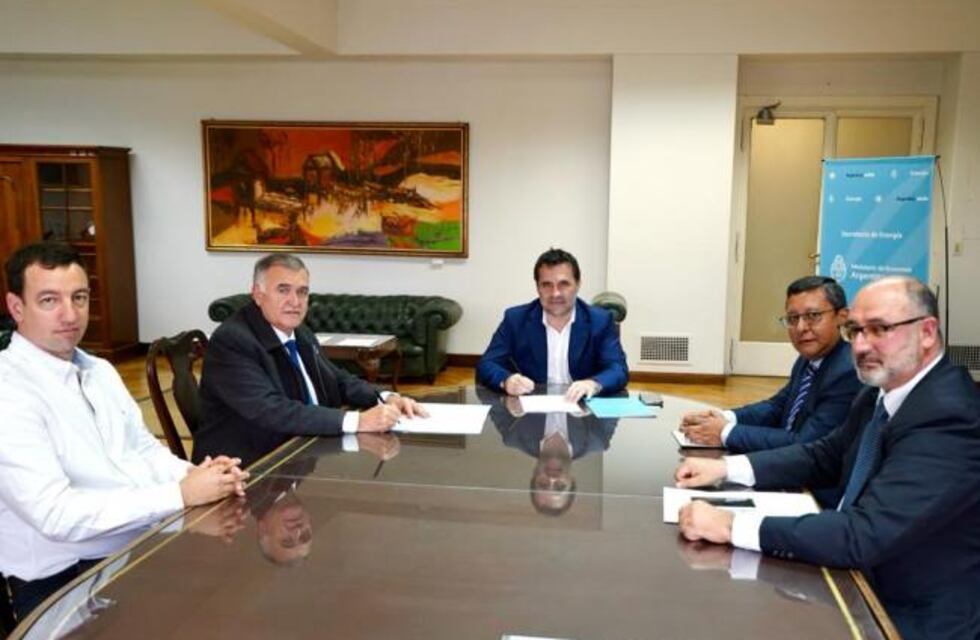 Jaldo firmó el convenio para garantizar la Tarifa Social a 170.000 familias tucumanas