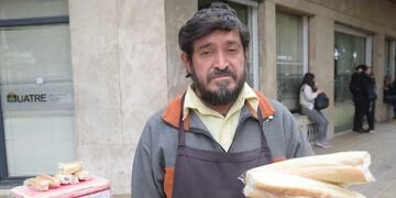 Carlos Barroso trabaja todos los días vendiendo sánguches de milanesa en las inmediaciones del hospital Rawson.