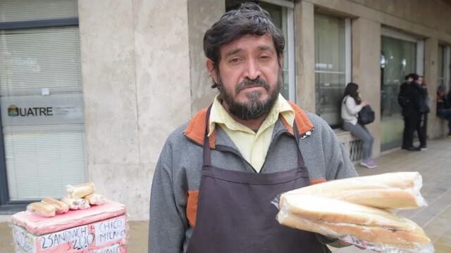 Carlos Barroso trabaja todos los días vendiendo sánguches de milanesa en las inmediaciones del hospital Rawson.