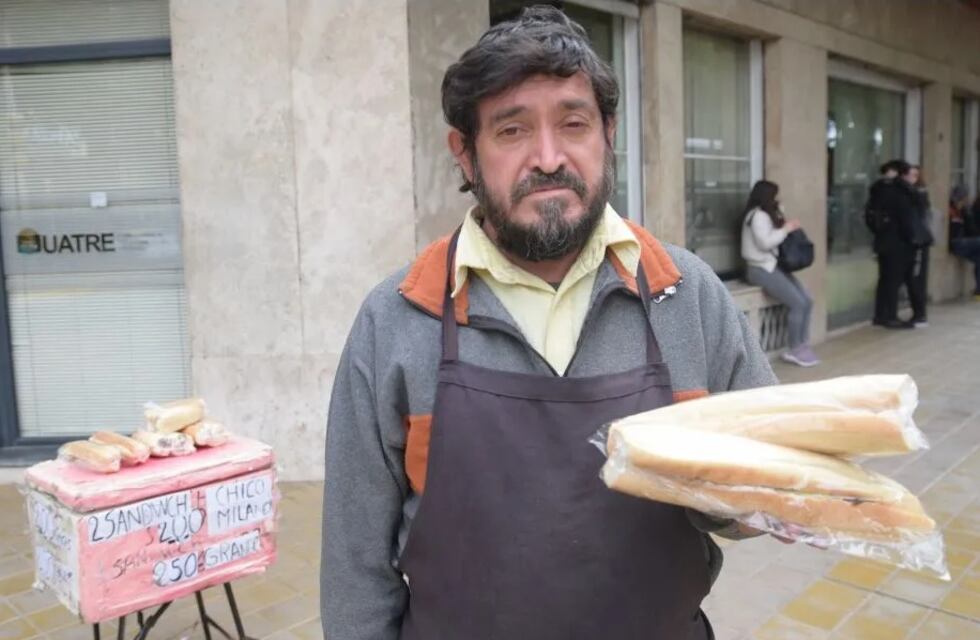 Es vendedor ambulante, se encontró con una computadora, la devolvió y recibió una importante recompensa