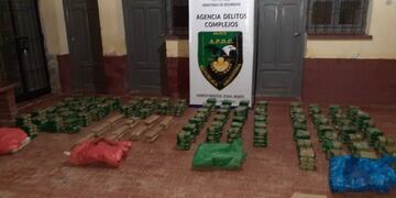 El comando superior de la Agencia Provincial de Delitos Complejos informó sobre la incautación de 100 kilos de hojas de coca en estado natural, en la RN 9.