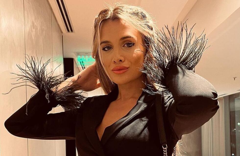 Camila Homs modeló un vestido cut out amarillo y se robó todas las miradas