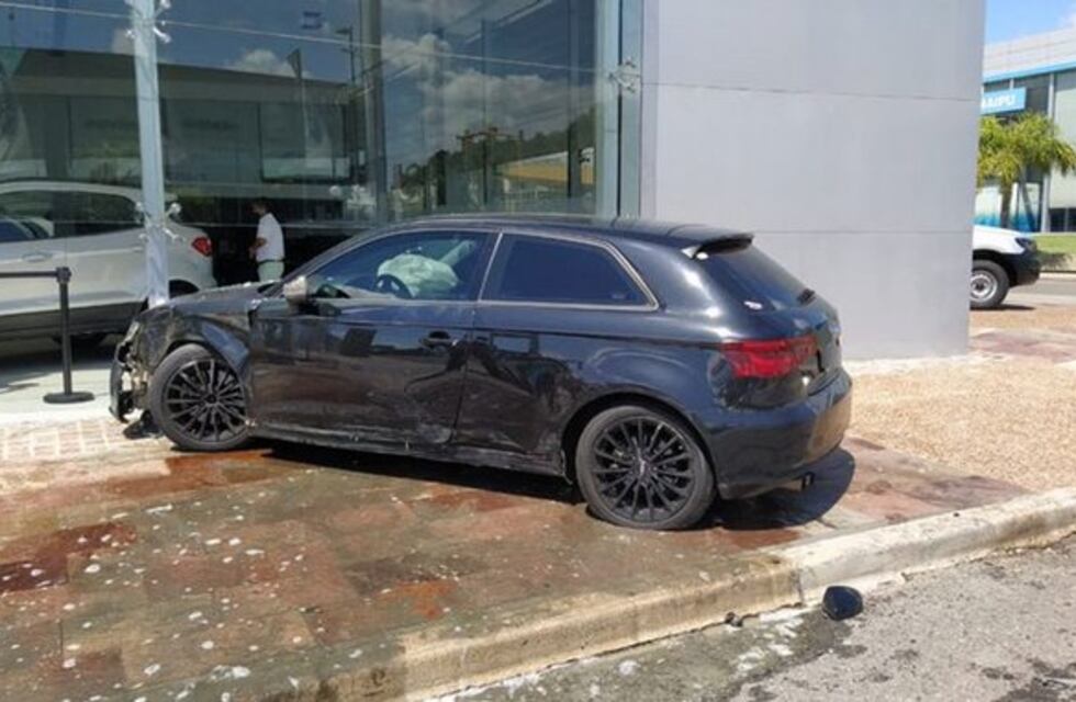 Lucas Acosta chocó contra una concesionaria en avenida Colón