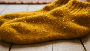 Chau pelotitas: el truco casero para que las medias luzcan siempre como nuevas