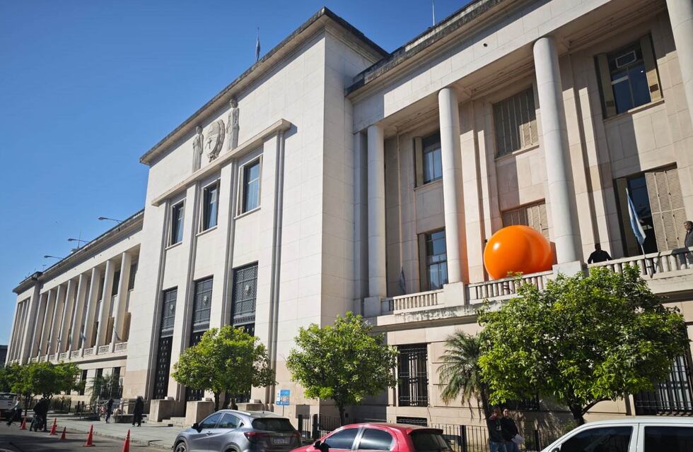 Una intervención artística urbana en el Palacio de Justicia