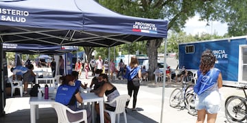 El Ministerio de Salud de organiza operativos de verano para la prevención de COVID-19, VIH, dengue y otras enfermedades. (@minsaludsantafe)