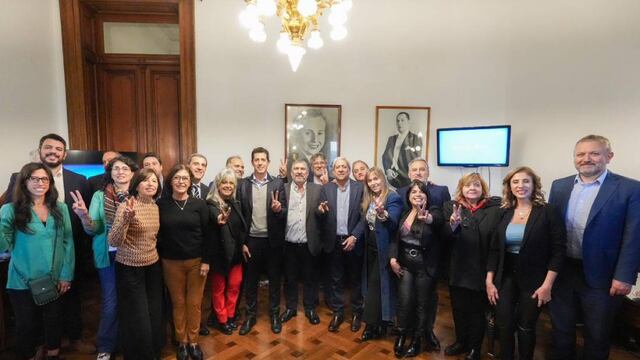 El ministro del Interior, Eduardo "Wado" de Pedro, se reunió con senadores del Frente de Todos. Foto: Comunicación Senado.
