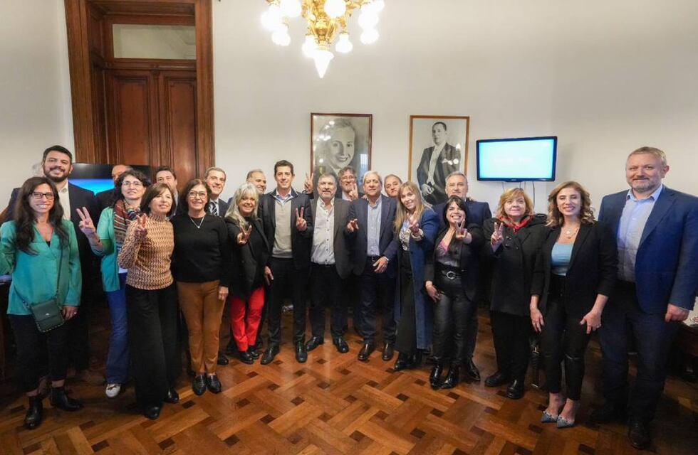 “Wado” de Pedro visitó a los senadores oficialistas y expuso sobre un plan de desarrollo federal